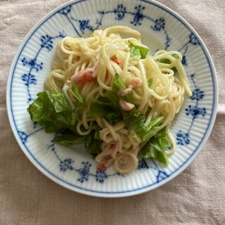 サニーレタスとカニカマのたらこパスタソース焼きそば